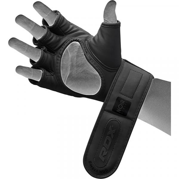 RDX Noir Series rukavice Grappling F15 matné černé ruka