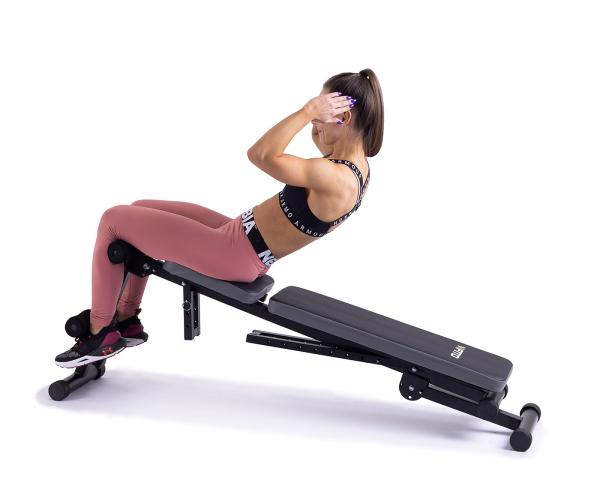 Posilovací lavice na břicho VIFITO U30 modelka cvičení břicha