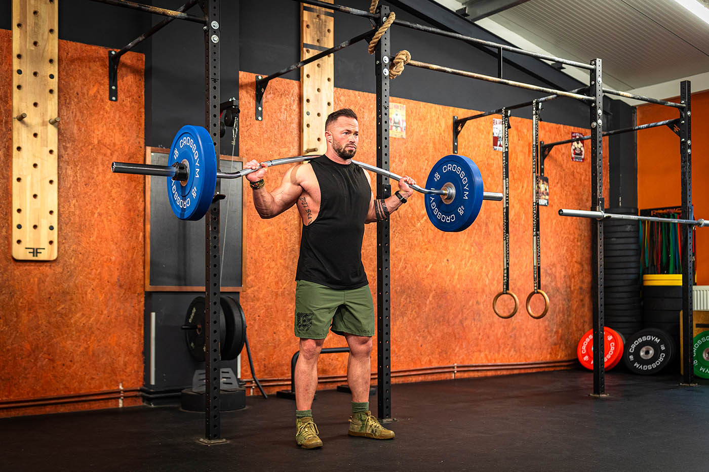 Olympijská osa TRINFIT 2410 mm Buffalo bar dřep ze předu