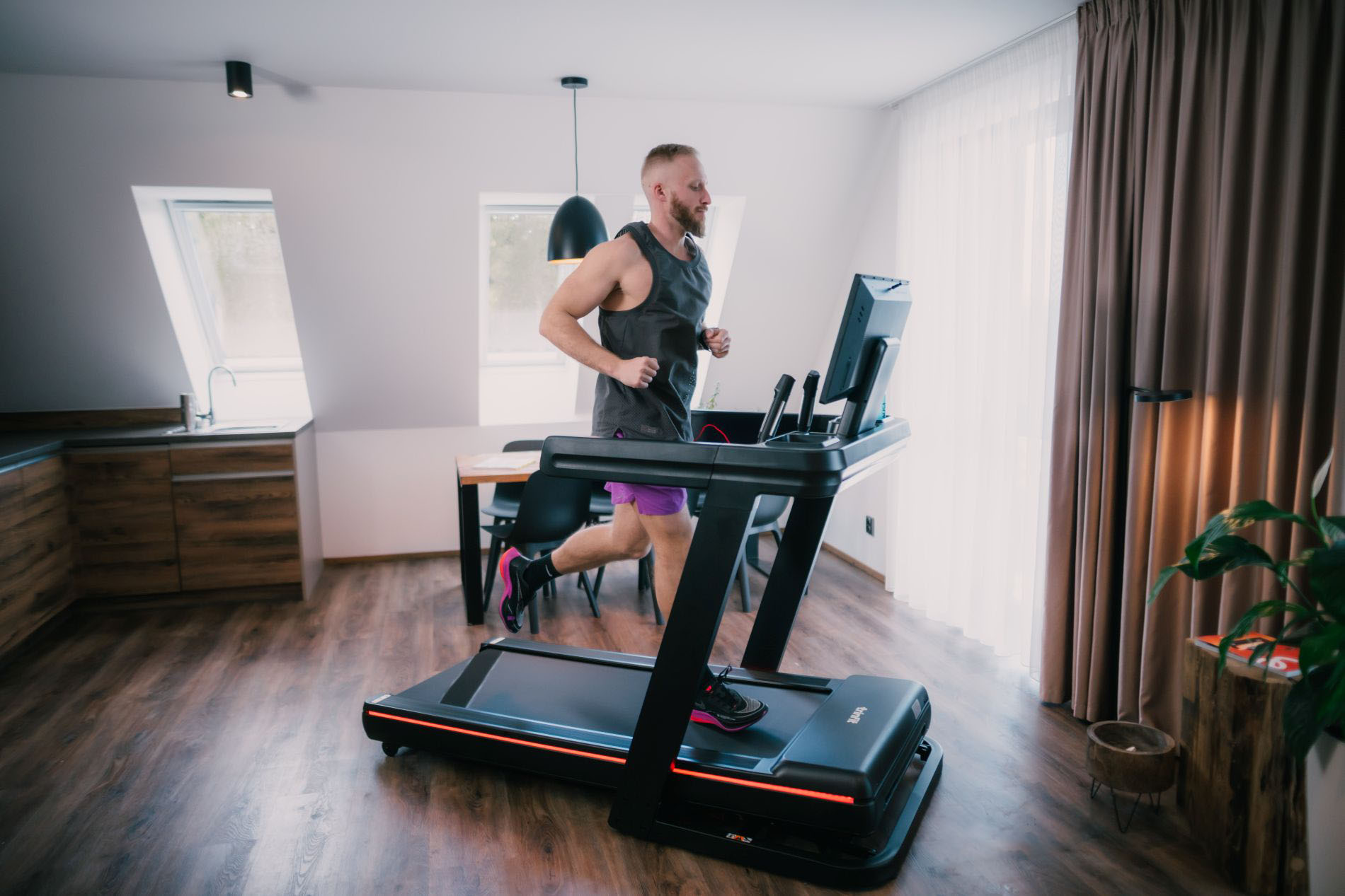 TRINFIT Gara T900 24 SmartMedia běh