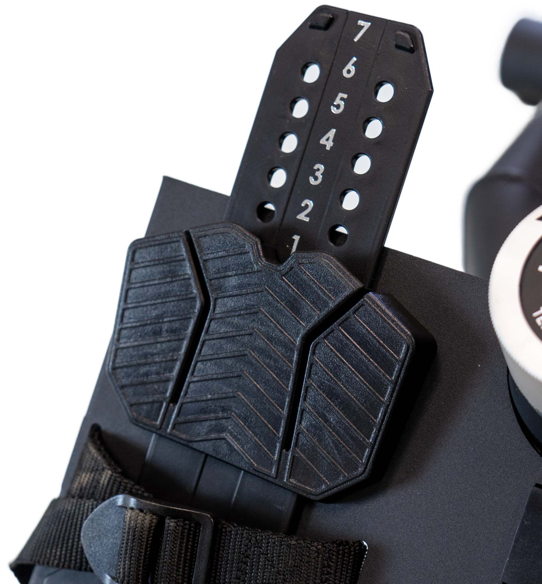 Veslovací trenažér BH FITNESS HIIT Rower R899 pedál